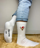 Weihnachtssocken mit Rentier und Weihnachtsmütze