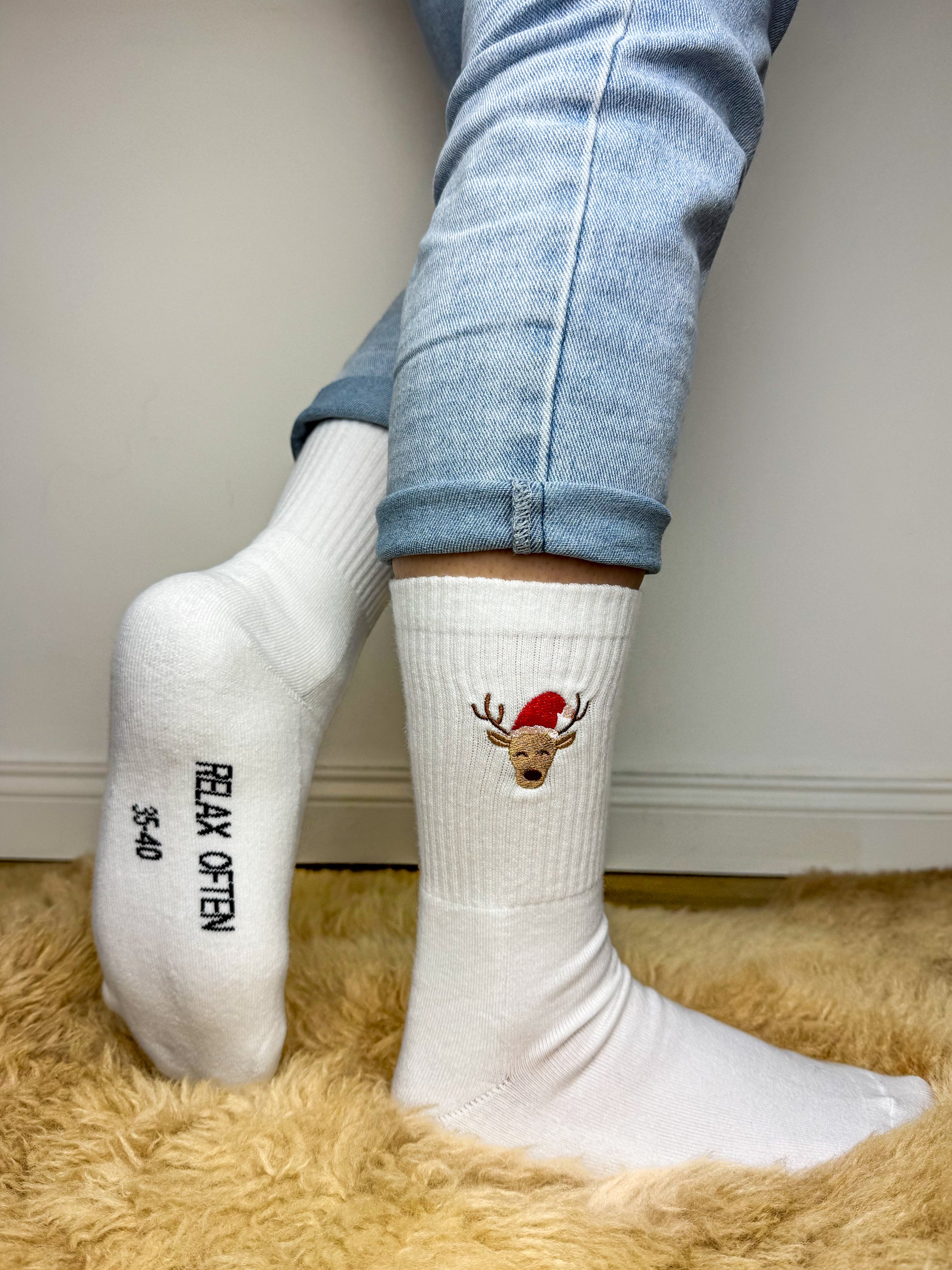 Weihnachtssocken mit Rentier und Weihnachtsmütze