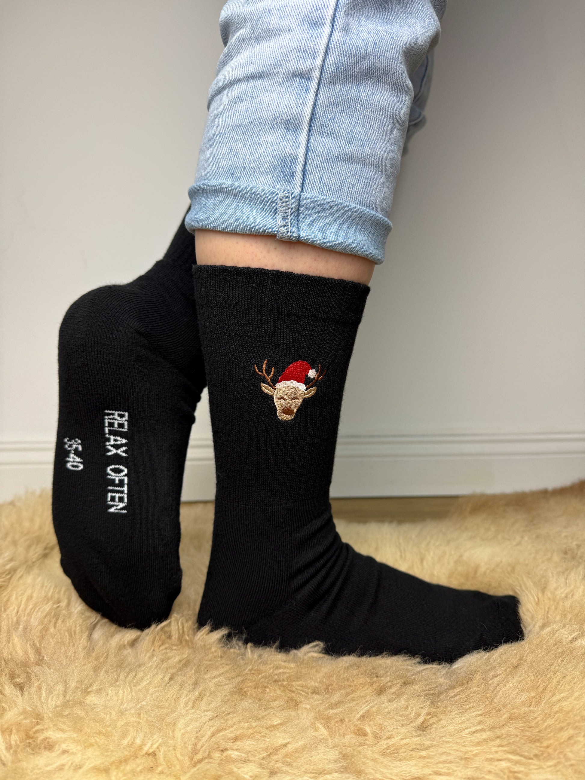 Weihnachtssocken mit Rentier und Weihnachtsmütze