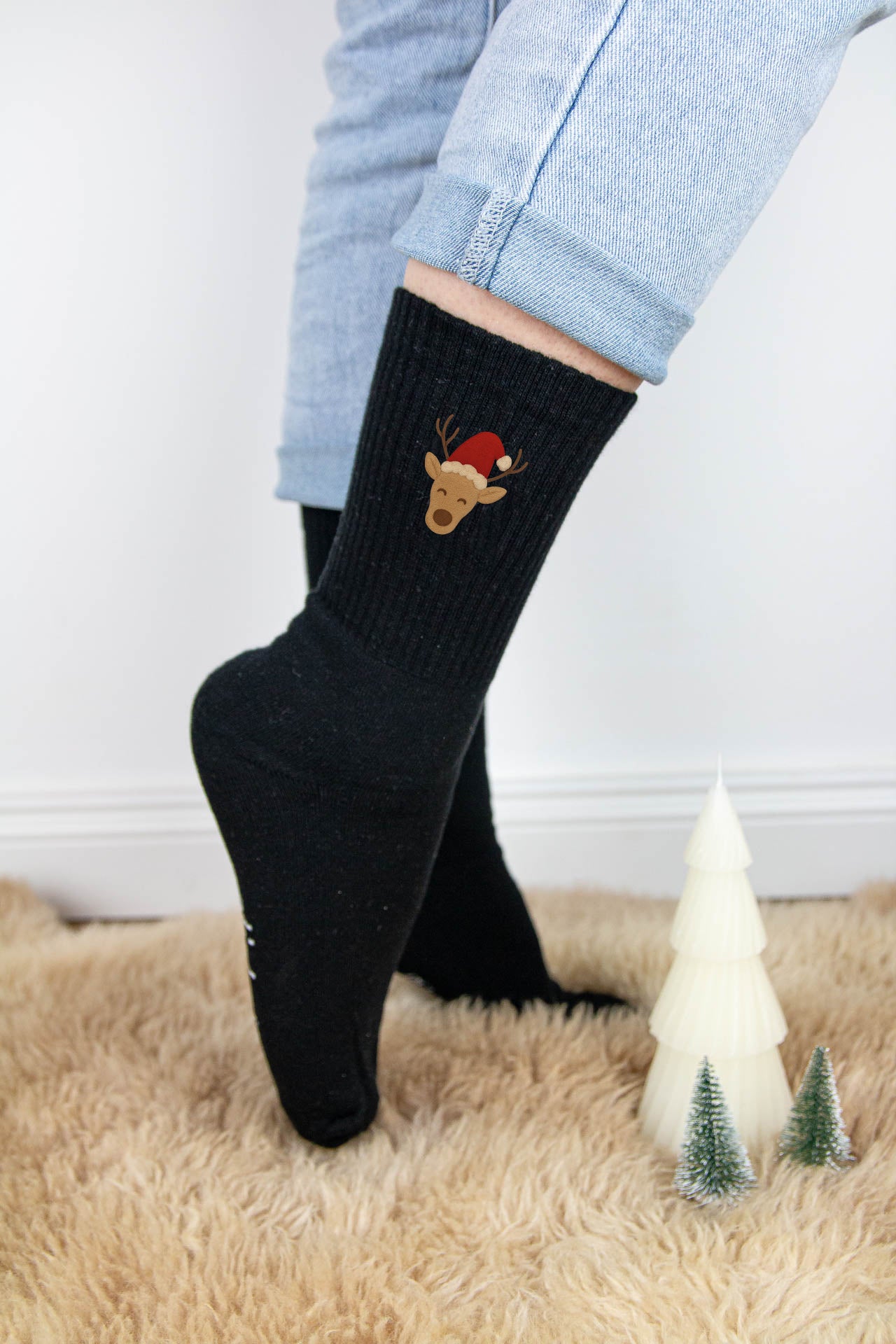 Socken mit Rentier und Weihnachtsmütze