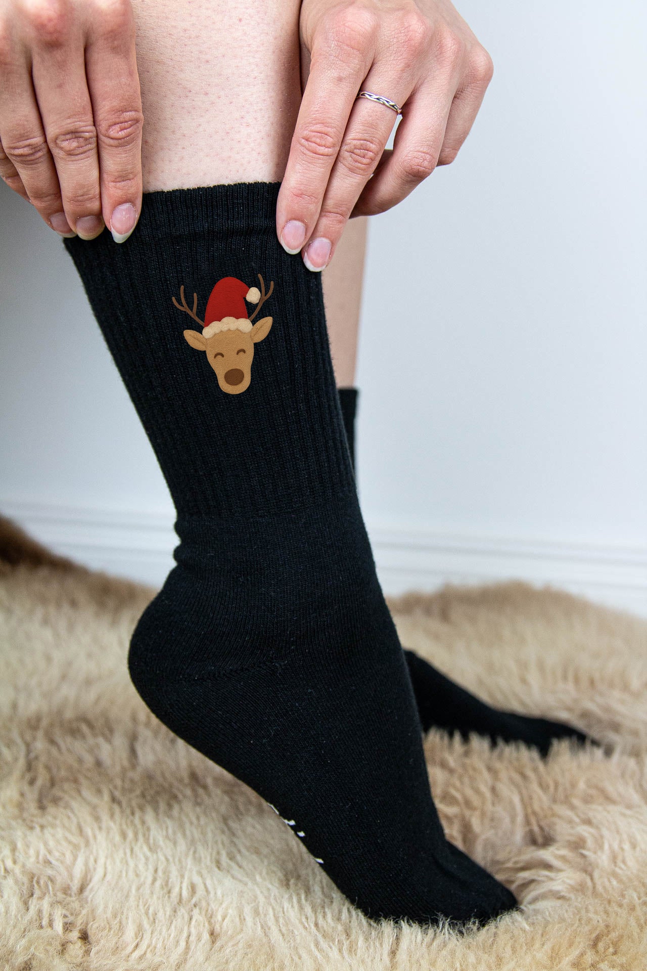 Socken mit Rentier und Weihnachtsmütze