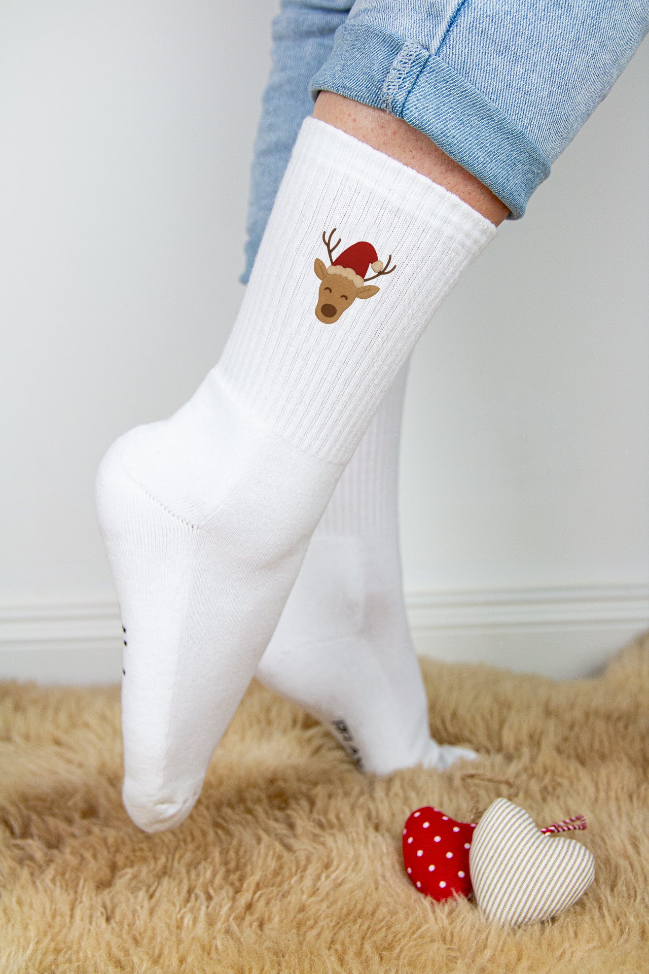 Socken mit Rentier und Weihnachtsmütze