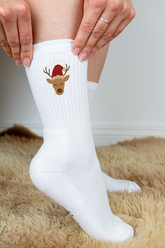 Socken mit Rentier und Weihnachtsmütze